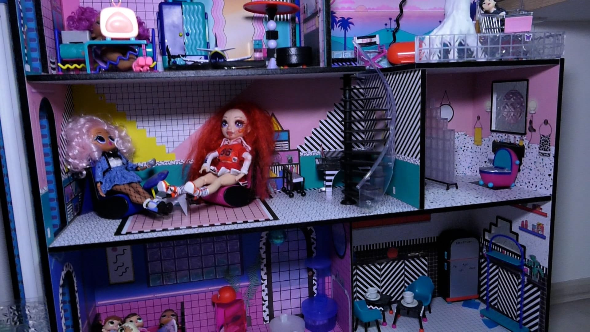 V dětském pokojíčku má dcera krásný domeček pro panenky.