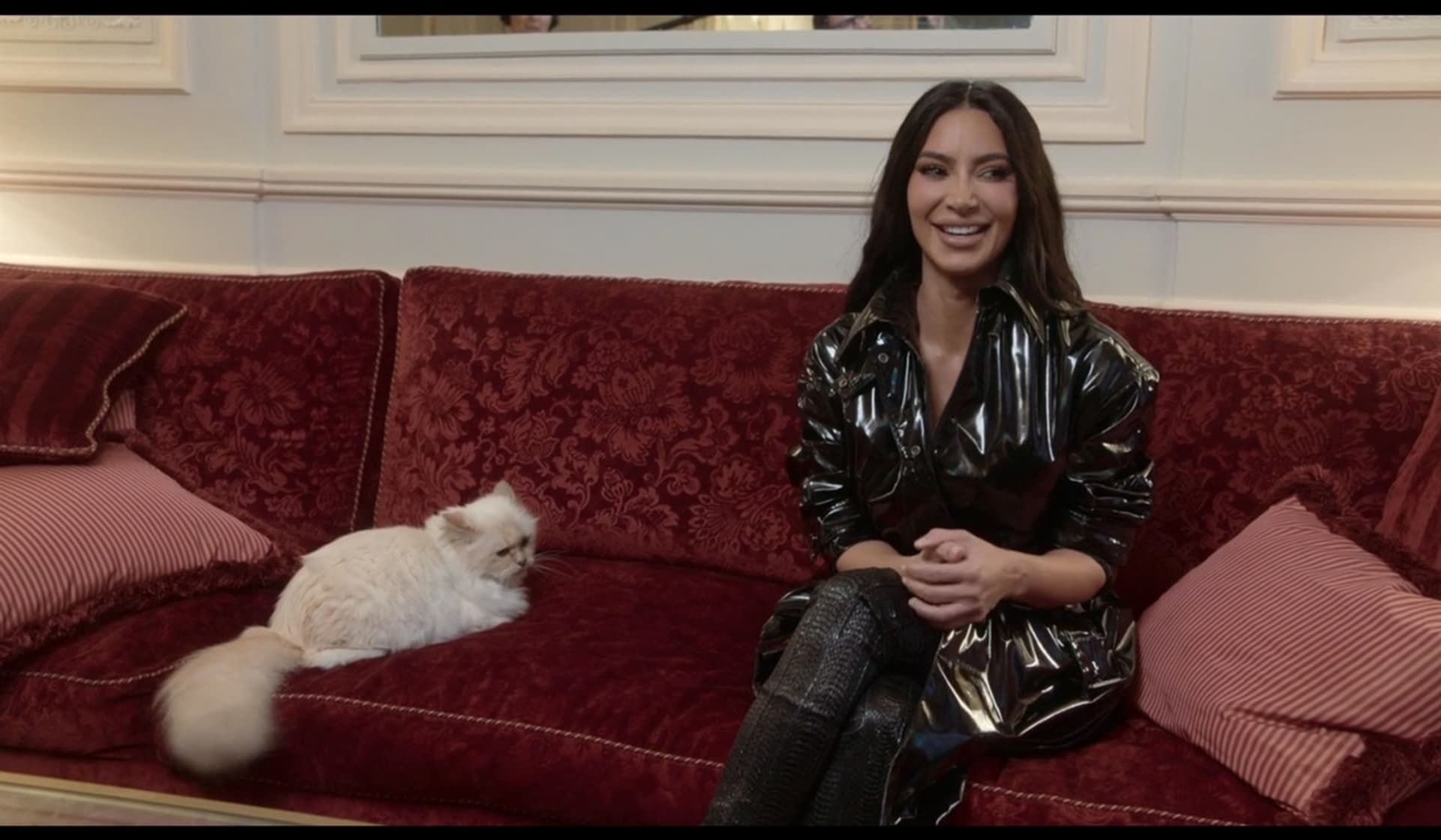 Během natáčení kočka Karla Lagerfelda napadla Kim Kardashian.