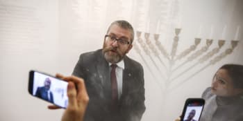 Skandál v polském parlamentu: Poslanec uhasil přístrojem židovský svícen