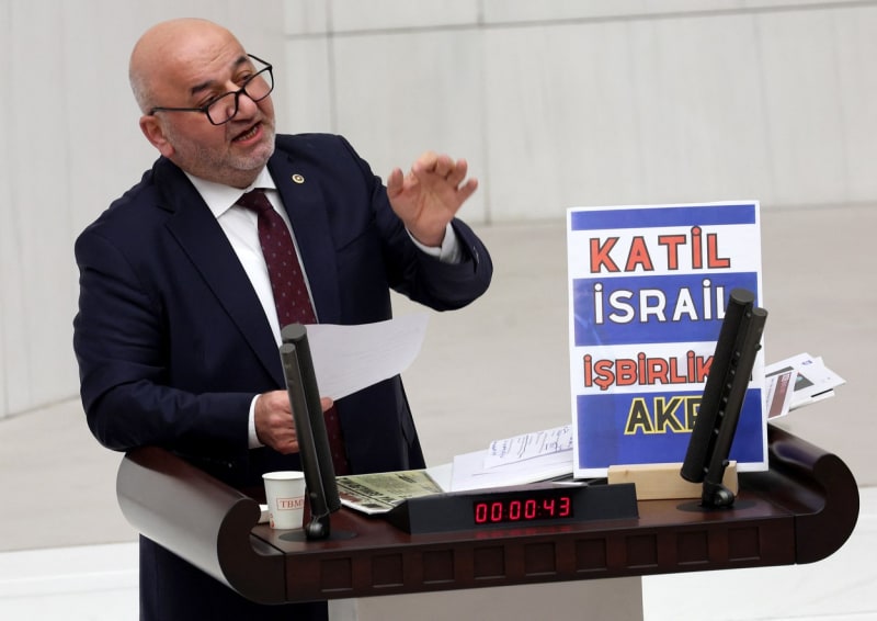 Turecký poslanec Hasan Bitmez se zhroutil po svém plamenném protiizraelském projevu.