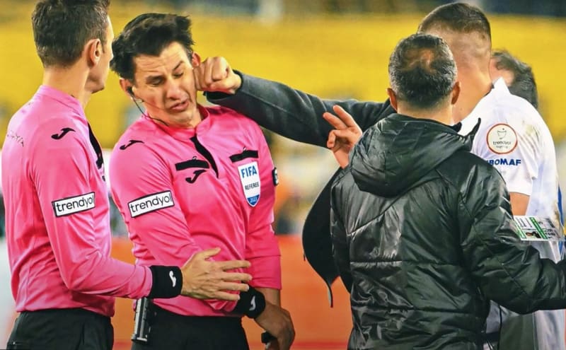 Šéf tureckého fotbalového klubu dal rozhodčímu pěstí.