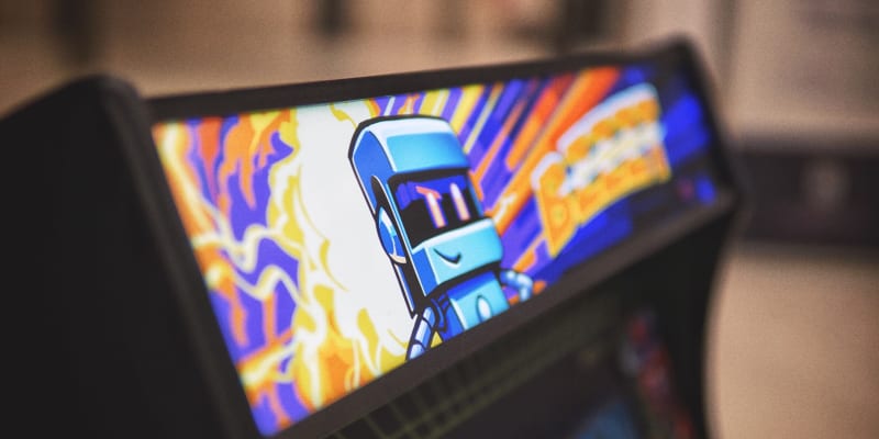 Hrací automat s videohrou Bzzzt na herní konferenci Game Developers Session.