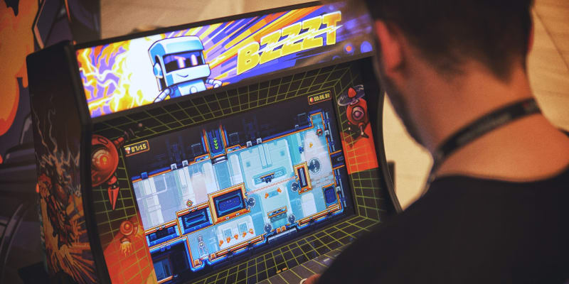 Hrací automat s videohrou Bzzzt na herní konferenci Game Developers Session.