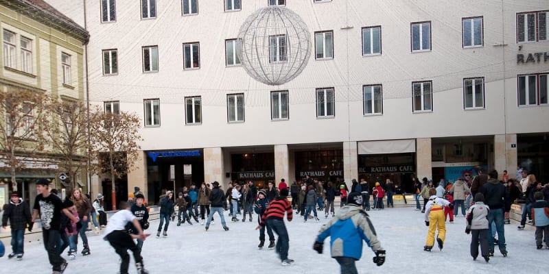 Zimní kluziště najdete v Karlíně, na Letné, uprostřed Václavského náměstí či na střeše OC Nový Smíchov. 