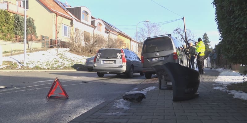 Od páté hodiny ráno policisté na jižní Moravě evidovali celkem dvacet tři dopravních nehod. U některých sehrálo roli i nepříznivé počasí.