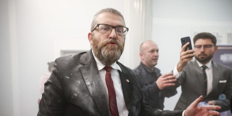 Polský poslanec Grzegorz Braun uhasil menoru.