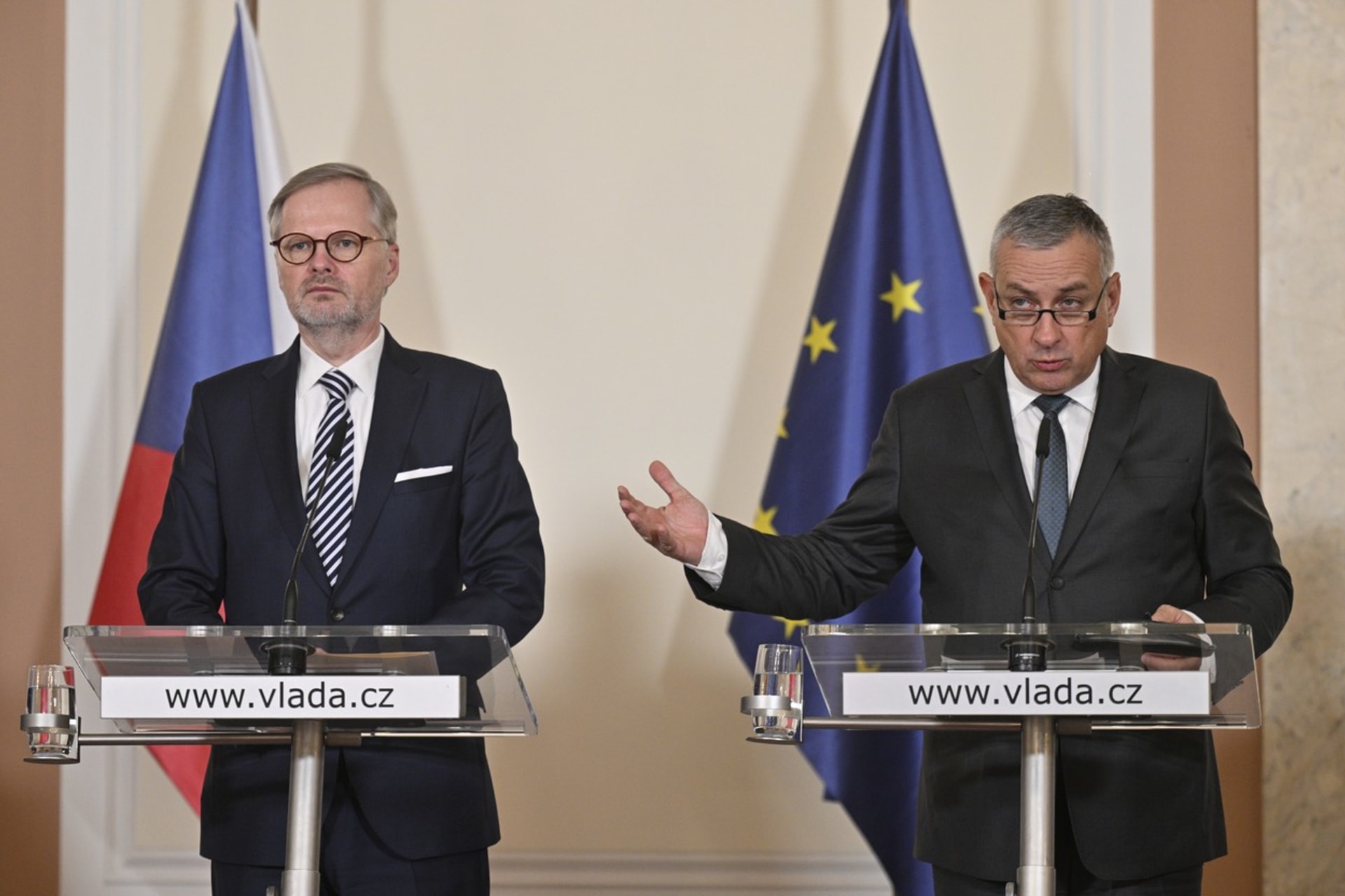 Premiér Petr Fiala (ODS) a ministr průmyslu a obchodu Jozef Síkela (STAN) během tiskové konference ohledně vysokých cen energií (13. 12. 2023). 