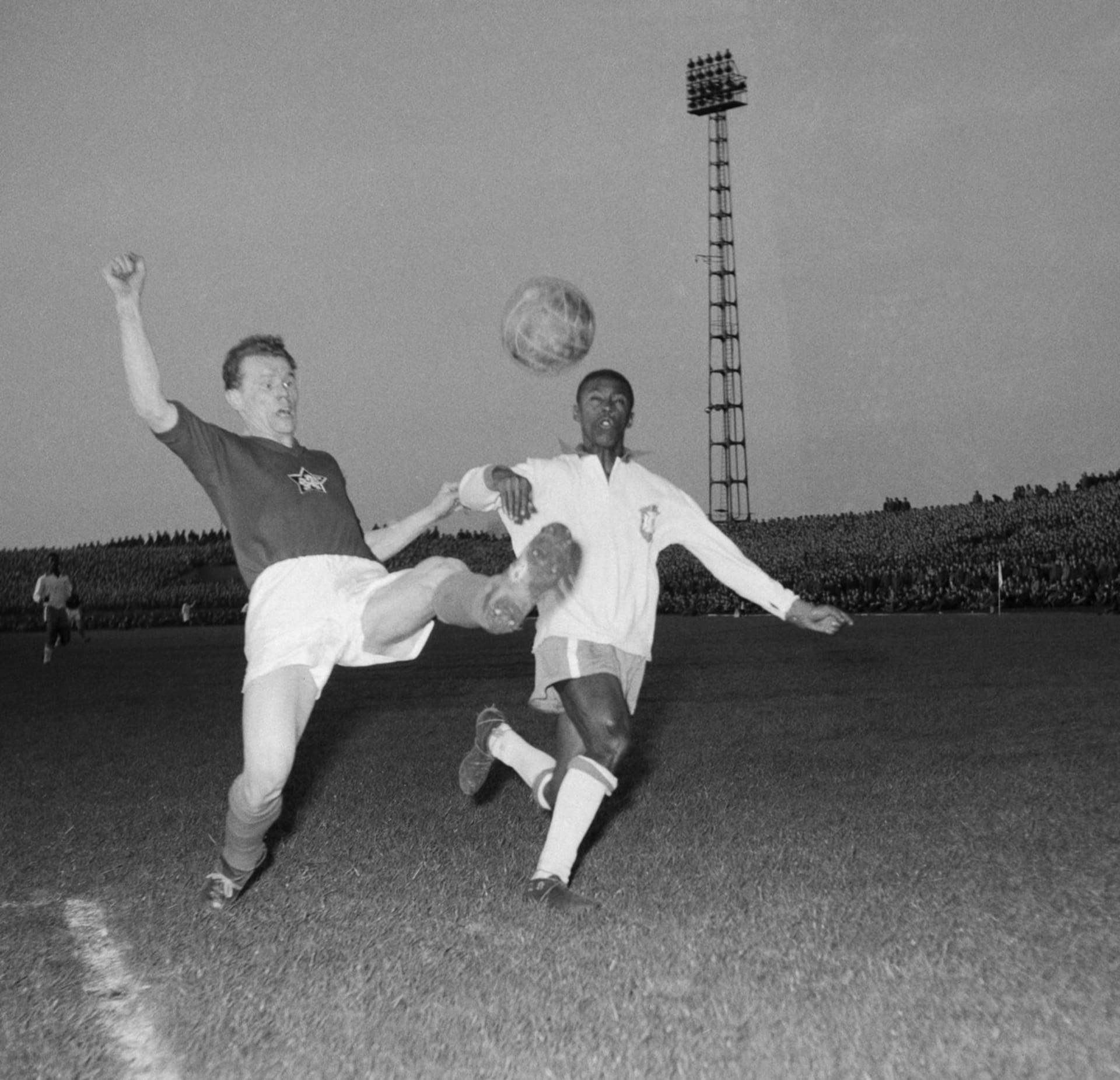 Československý reprezentant Jan Hertl (vlevo) v roce 1956 při zápase proti Brazílii.