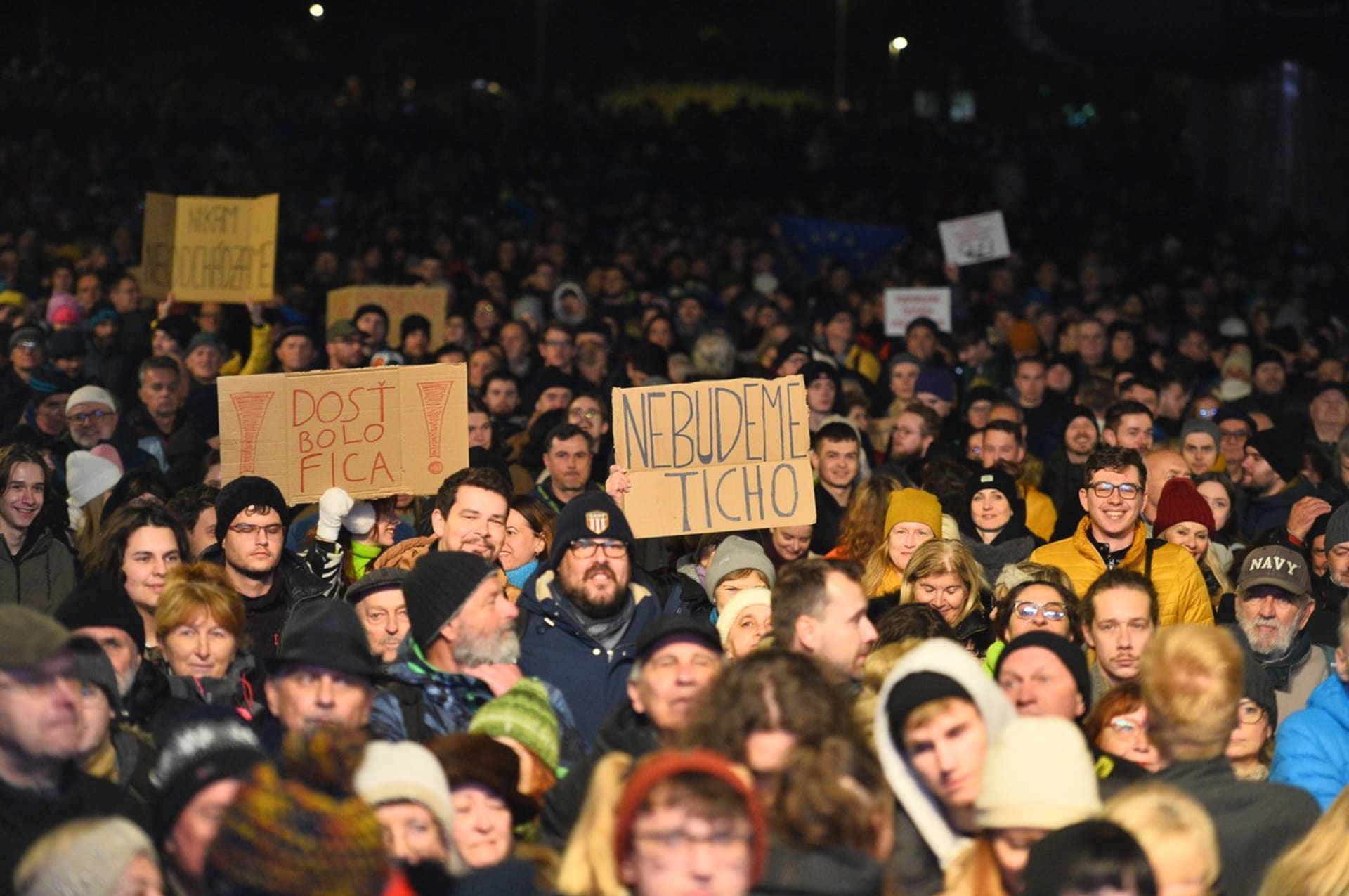 Tisíce Slováků vyšly do ulic měst. Bouří se proti premiérovi Robertu Ficovi a jeho vládě.