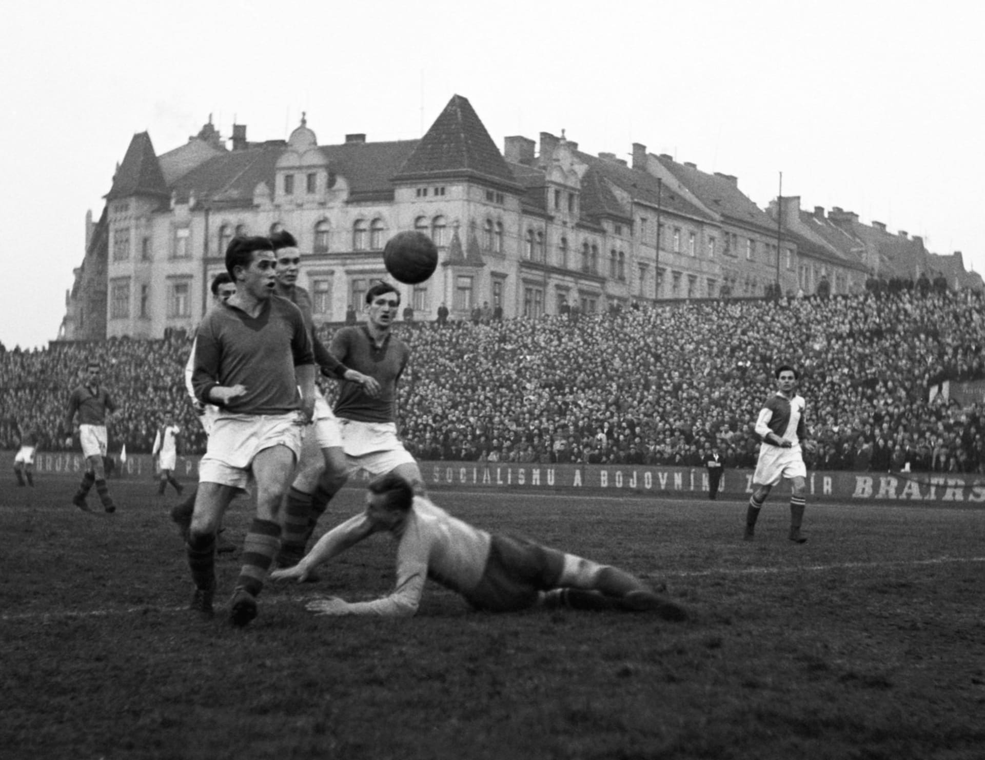 Dynamo proti Železničářům. Tak to oficiálně vypadalo v roce 1951, když hrála Slavia s Bohemians.