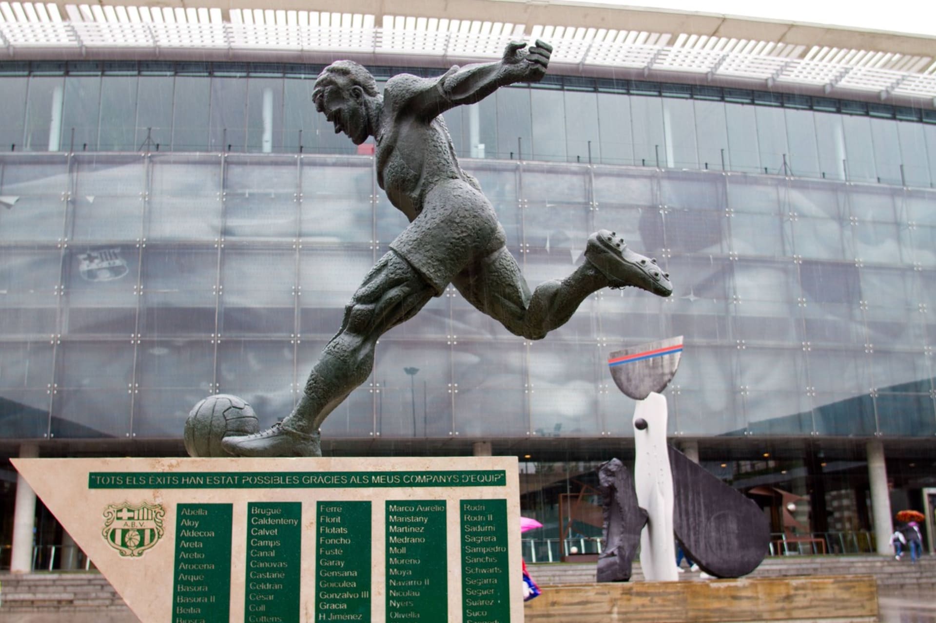Ladislav Kubala má dnes dokonce sochu před barcelonským stadionem Camp Nou.