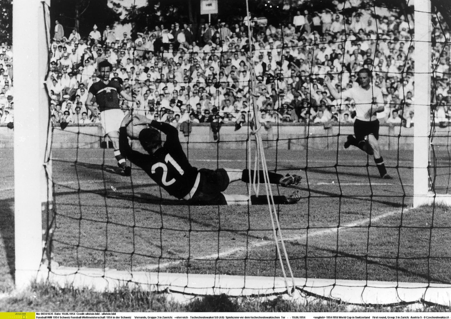 Dno. Na MS 1954 nedali českoslovenští fotbalisté ani gól, s Rakouskem prohráli 0:5 (na snímku).