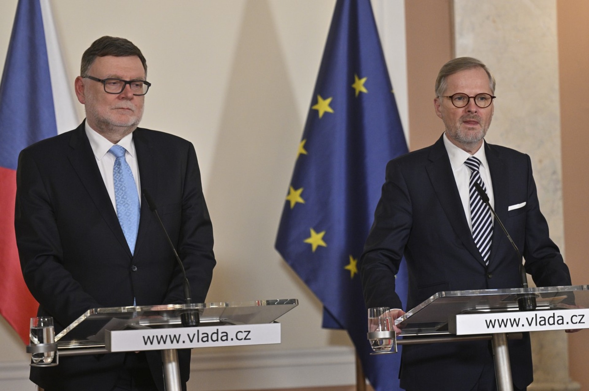 Ministr financí Zbyněk Stanjura a premiér Petr Fiala (ODS) během tiskové konference ohledně vysokých cen energií (13. 12. 2023)