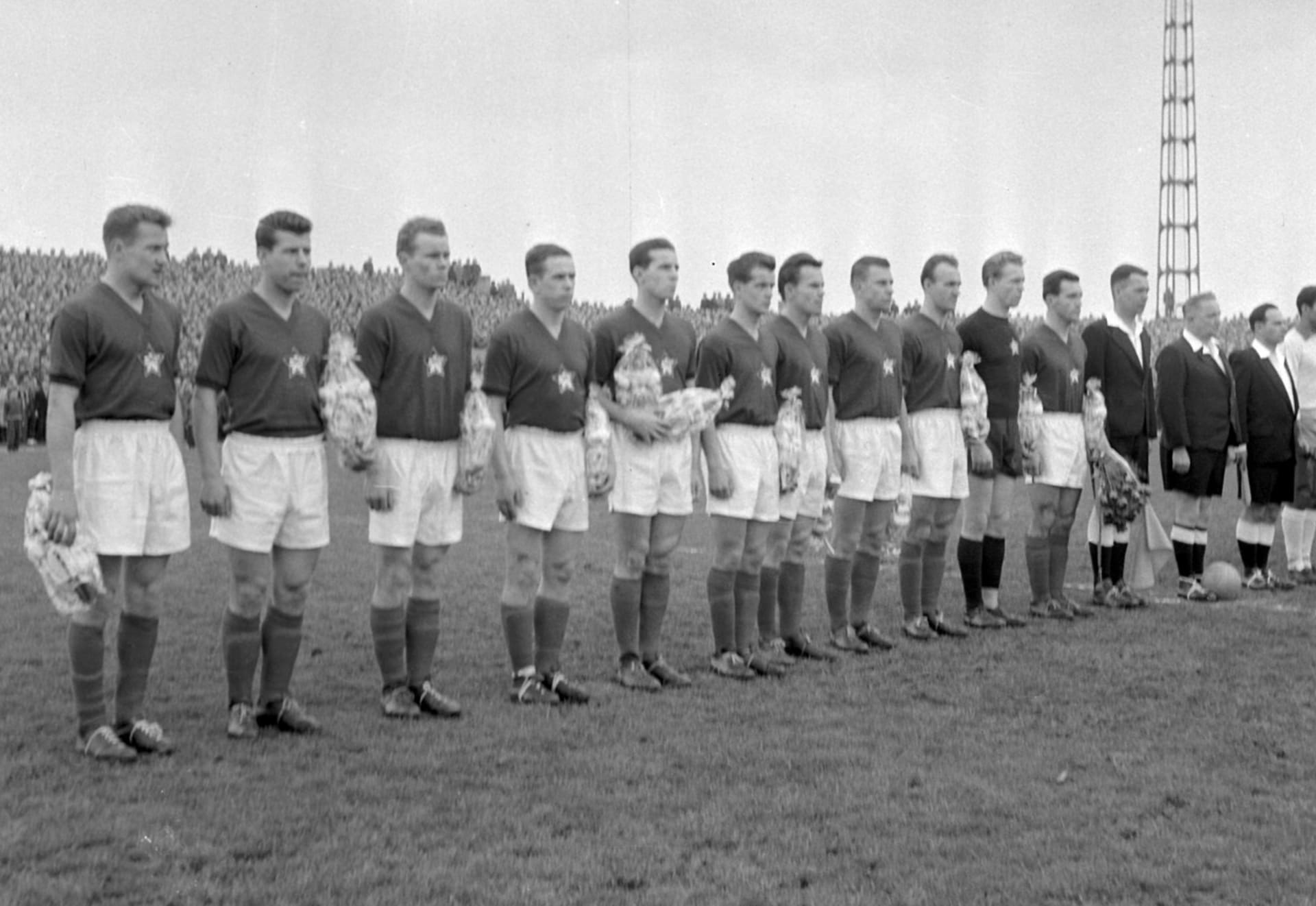 Českoslovenští fotbalisté v roce 1956 před zápasem proti Brazílii.