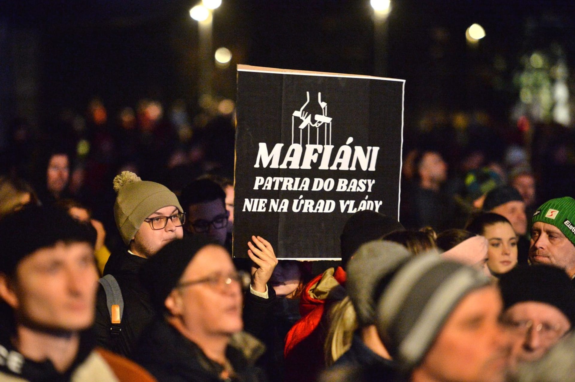 Tisíce Slováků vyšly do ulic měst. Bouří se proti premiérovi Robertu Ficovi a jeho vládě.
