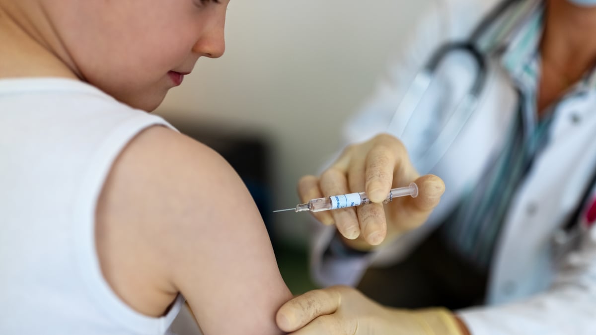 Koronavirus je zpět a spolu s ním otázka, čím se očkovat.