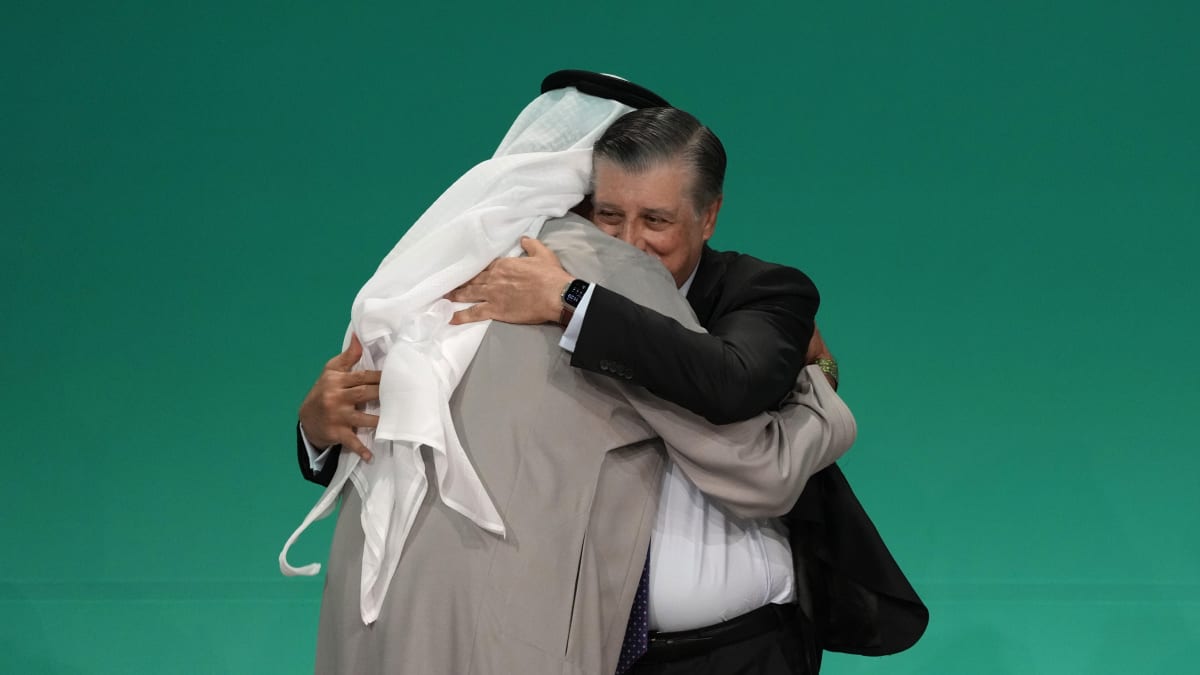 Předseda COP28 Sultán Džábir (vlevo) a generální ředitel COP28 Adnan Amin se objímají během plenárního zasedání na klimatickém summitu OSN COP28 v Dubaji ve Spojených arabských emirátech.  