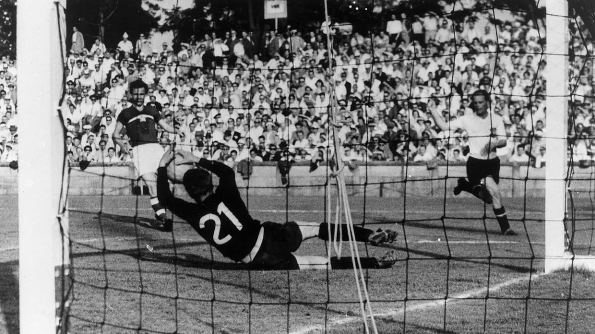 Dno. Na MS 1954 nedali českoslovenští fotbalisté ani gól, s Rakouskem prohráli 0:5 (na snímku).