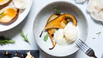 Pečené hrušky s vanilkovou zmrzlinou – dokonalý slavnostní dezert, který zvládnete i na poslední chvíli
