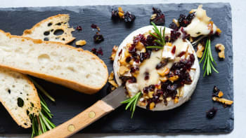 Večírkový hit: Rozpečený sýr camembert se sušenými brusinkami a vlašskými ořechy