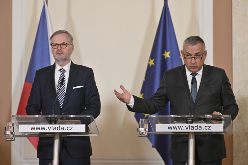 Premiér Petr Fiala (ODS) a ministr průmyslu a obchodu Jozef Síkela (STAN) během tiskové konference ohledně vysokých cen energií (13. 12. 2023). 