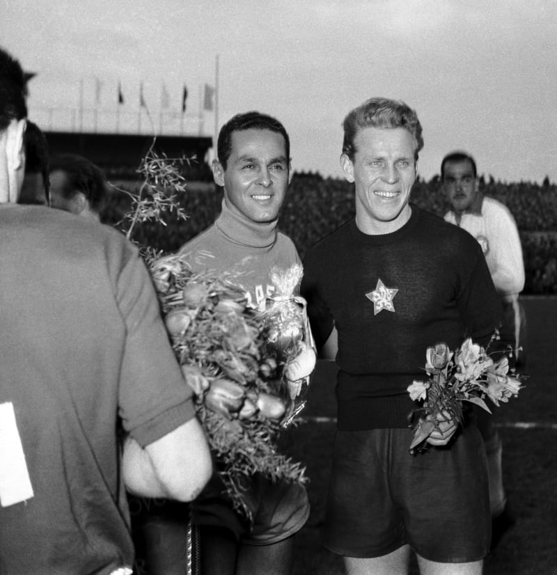 Fotbalový brankář Břetislav Dolejší (vpravo), pozdější emigrant do USA, v roce 1956 před zápasem proti Brazílii.