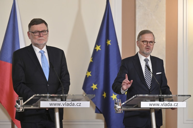 Ministr financí Zbyněk Stanjura a premiér Petr Fiala (ODS) během tiskové konference.