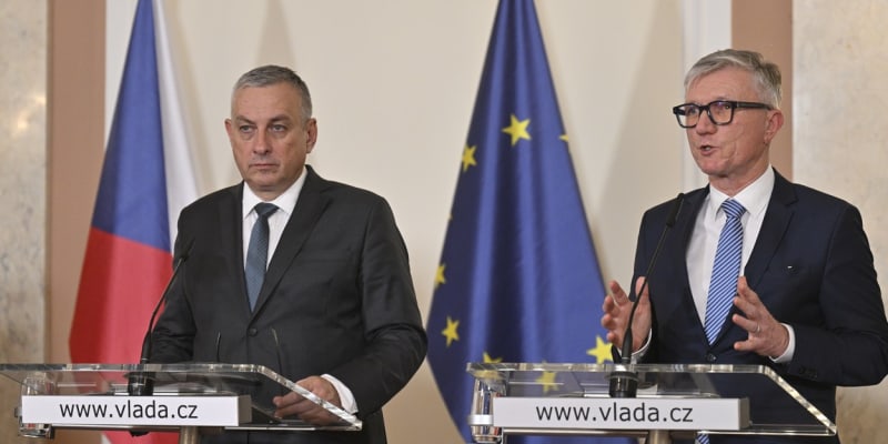 Ministr průmyslu a obchodu Jozef Síkela (STAN) a prezident Hospodářské komory Zdeněk Zajíček během tiskové konference ohledně vysokých cen energií (13. 12. 2023). 
