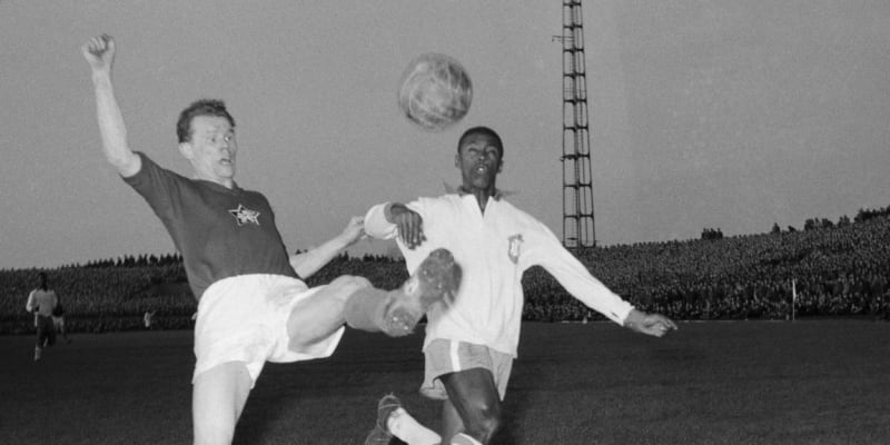 Československý reprezentant Jan Hertl (vlevo) v roce 1956 při zápase proti Brazílii.