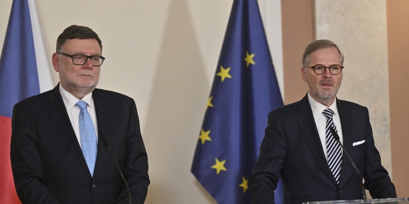 Ministr financí Zbyněk Stanjura a premiér Petr Fiala (ODS) během tiskové konference ohledně vysokých cen energií (13. 12. 2023).