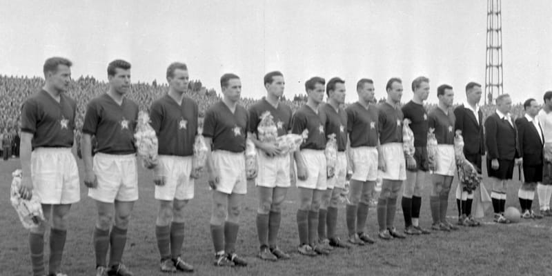 Českoslovenští fotbalisté v roce 1956 před zápasem proti Brazílii.