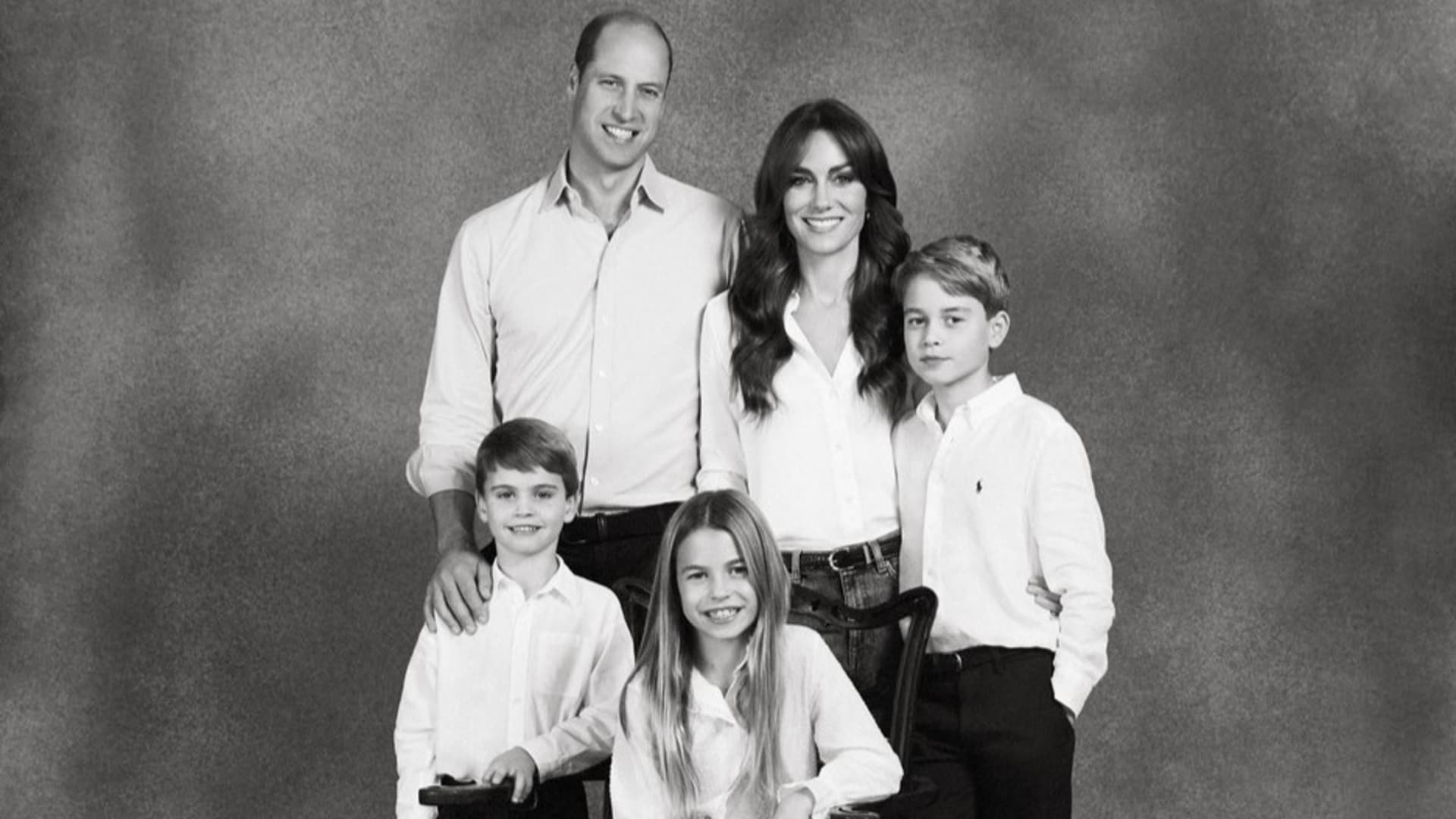 Vánoční snímek královské rodiny byl také editovaný.