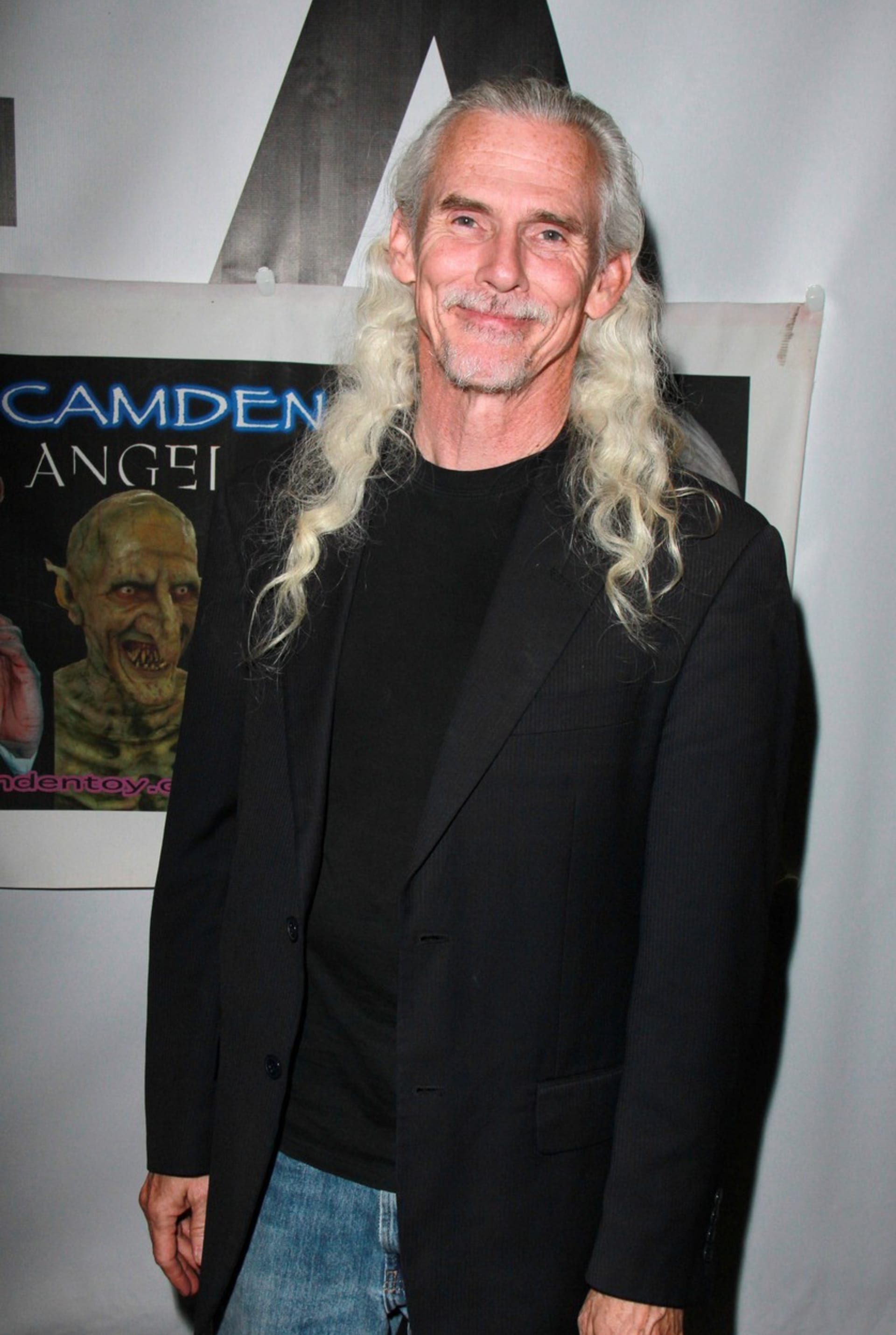 Herec Camden Toy, známý rolemi děsivých příšer v seriálu Buffy, přemožitelka upírů.