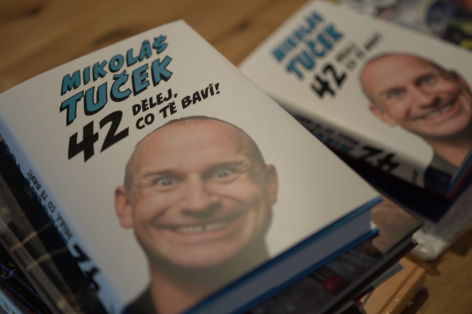 Mikoláš Tuček vydal knihu.