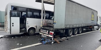 Na dálnici D8 se srazil kamion s autobusem. Zranilo se devět lidí, provoz byl zastaven