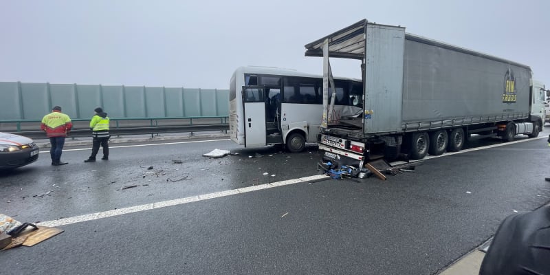 Nehoda autobusu a kamionu uzavřela dálnici D8.