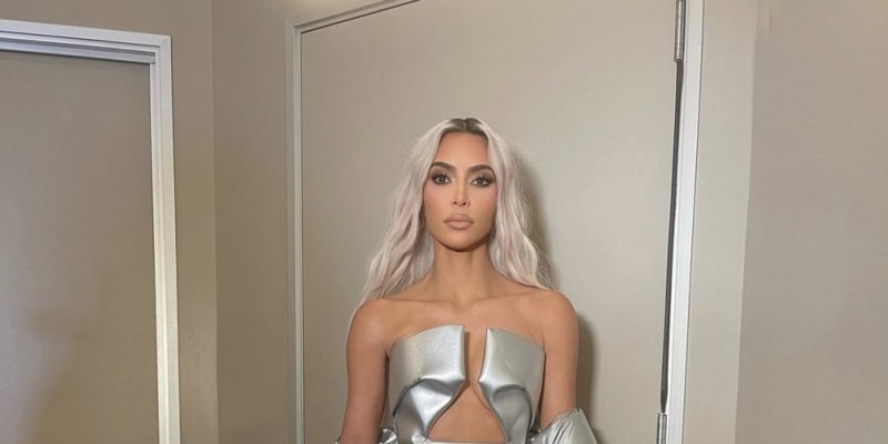 Kim potvrdila, že si fénuje šperky.