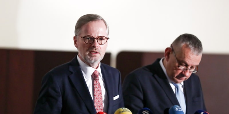 Premiér Petr Fiala (ODS) a ministr průmyslu Jozef Síkela (za STAN)