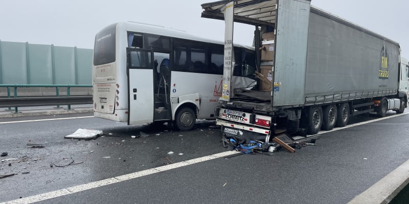 Nehoda autobusu a kamionu uzavřela dálnici D8.