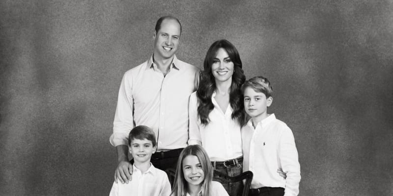 S vánoční fotkou královské rodiny si někdo špatně pohrál.