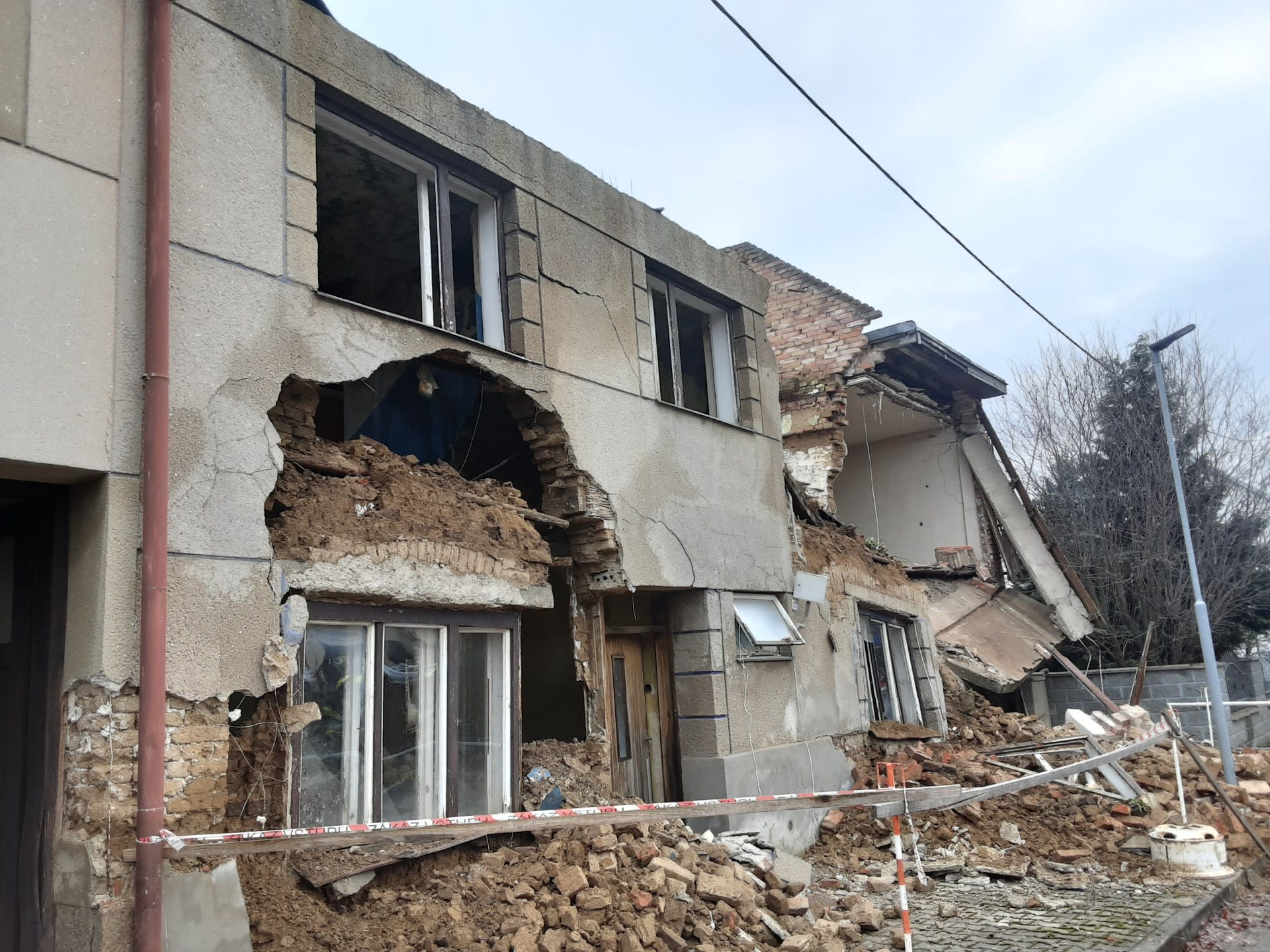 Hasiči zasahují u demolice domu na Prostějovsku (15. 12. 2023).