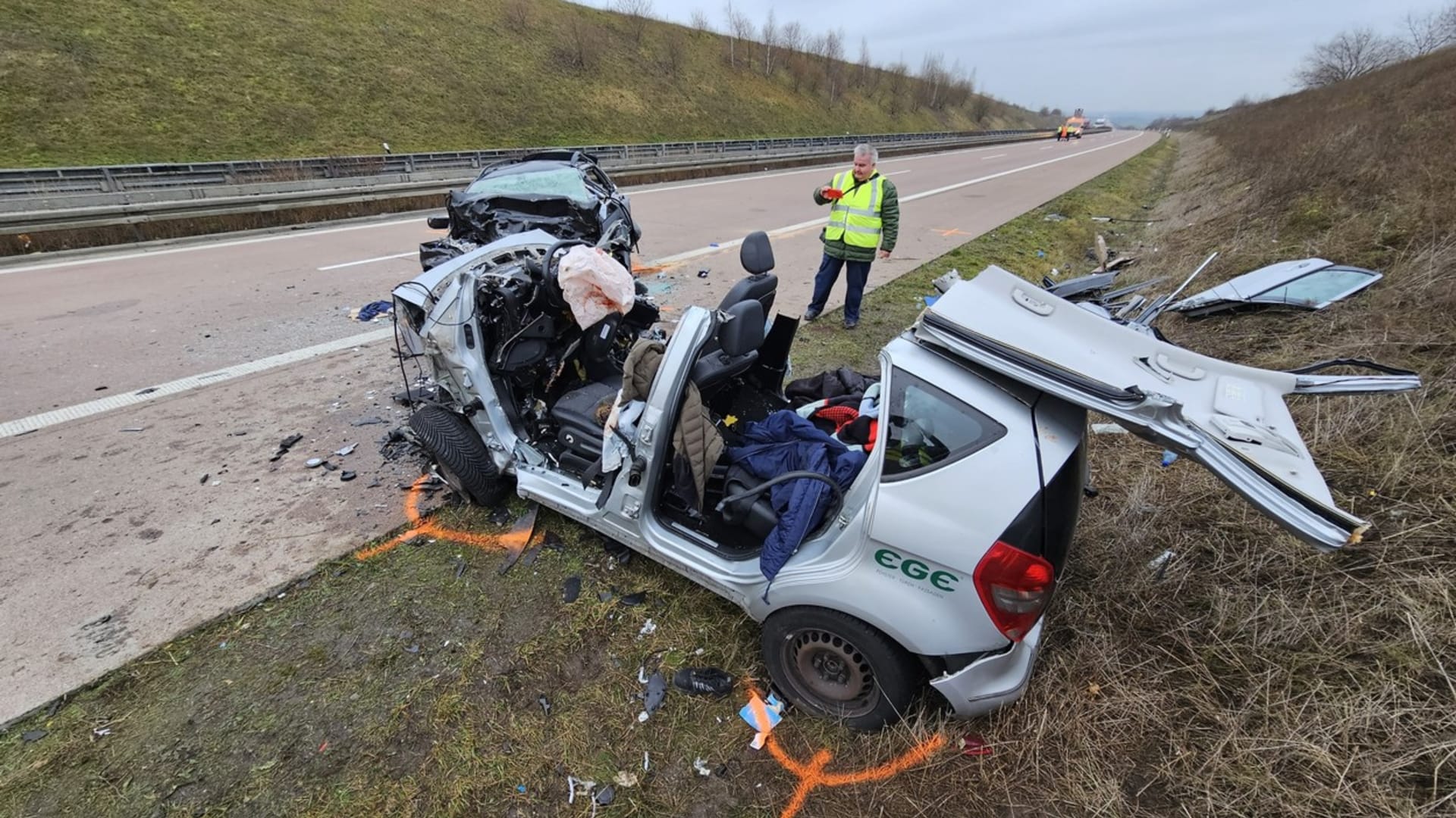 Tragická nehoda na německé dálnici A38 si vyžádala tři lidské životy.
