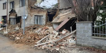 Zřícení domu na Prostějovsku: Kolaps budovy určené k demolici ohrožuje okolí, zasahují hasiči