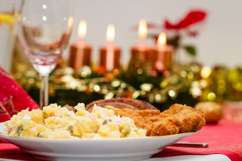 Ve většině českých, moravských a slezských domácností dnes hraje na štědrovečerní tabuli hlavní roli rybí polévka, smažený kapr s bramborovým salátem a vánoční cukroví. I