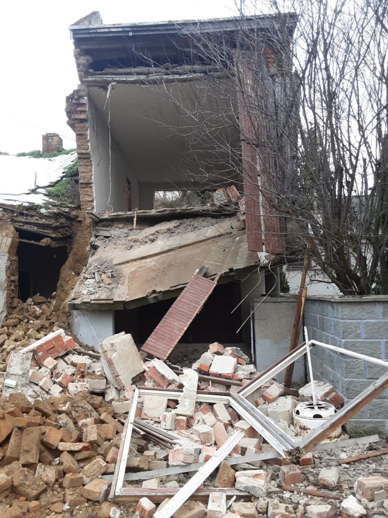 Hasiči zasahují u demolice domu na Prostějovsku (15. 12. 2023).