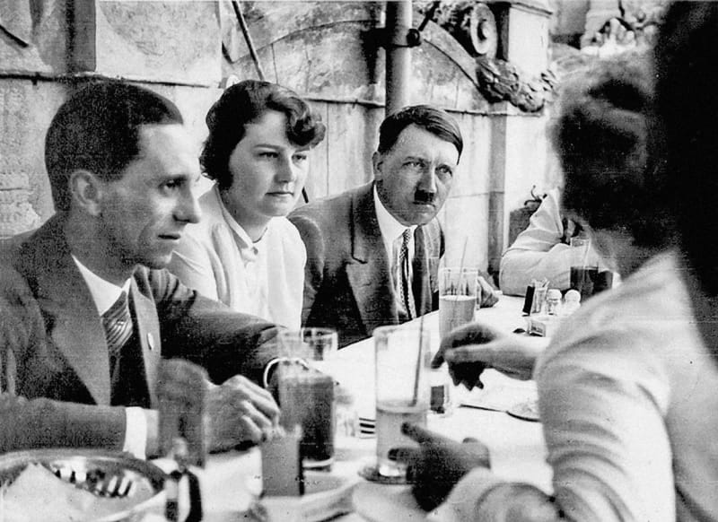 Geli Raubalová s Adolfem Hitlerem a Josephem Goebbelsem