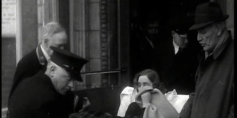 Unity Mitfordová při převozu z nemocnice v roce 1939