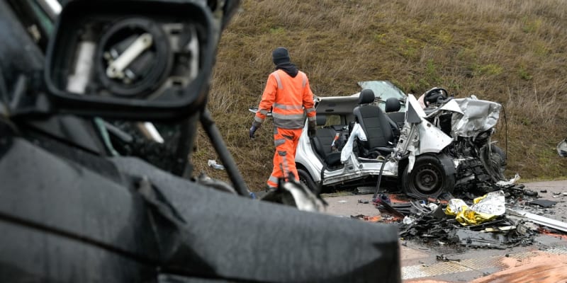 Tragická nehoda na německé dálnici A38 si vyžádala tři lidské životy.