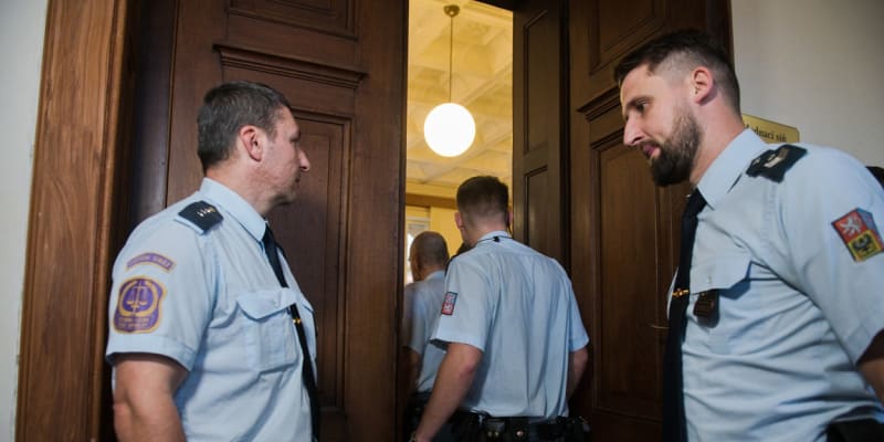 Justiční stráž u soudu s mužem, který měl zavraždit Roma u Brněnské přehrady (15. 12. 2023)