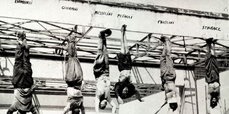 Pověšená těla Benita Mussoliniho a jeho milenky Clary Petacciové